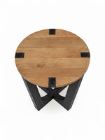 Table d'appoint ronde Annie de TOCO Meubles en bois naturel avec détails noirs et base croisée