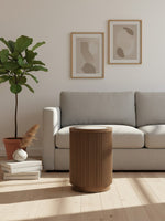 Table d'appoint ronde Hadona TOCO Meubles en bois cannelé brun dans un salon moderne avec canapé gris