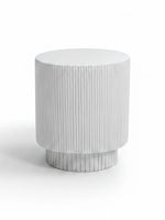 Table d'appoint ronde TOCO Meubles Orford blanche en oxyde de magnésium avec un design nervuré moderne