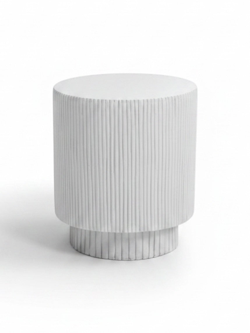 Table d'appoint ronde TOCO Meubles Orford blanche en oxyde de magnésium avec un design nervuré moderne