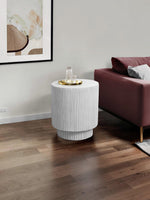 Table d'appoint ronde Orford par TOCO Meubles en oxyde de magnésium blanc avec un design nervuré moderne