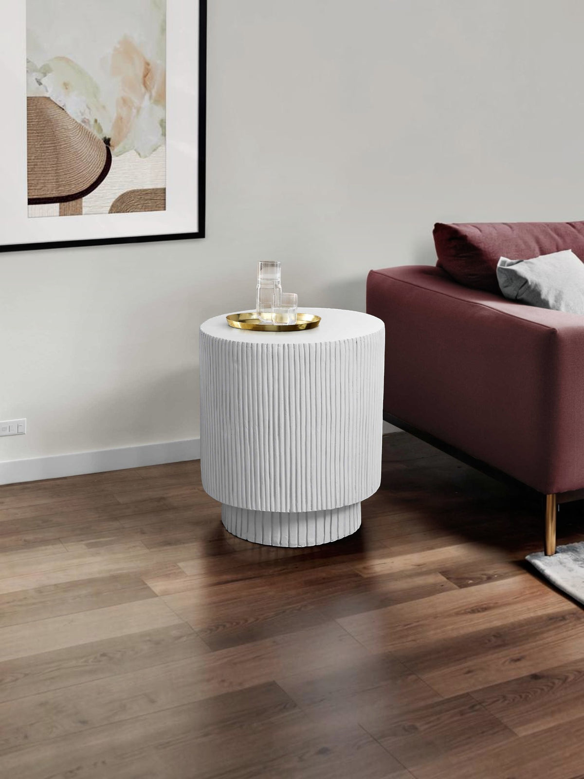 Table d'appoint ronde Orford par TOCO Meubles en oxyde de magnésium blanc avec un design nervuré moderne