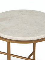 Table d'appoint ronde Alby par TOCO Meubles avec plateau en pierre beige et structure en métal doré