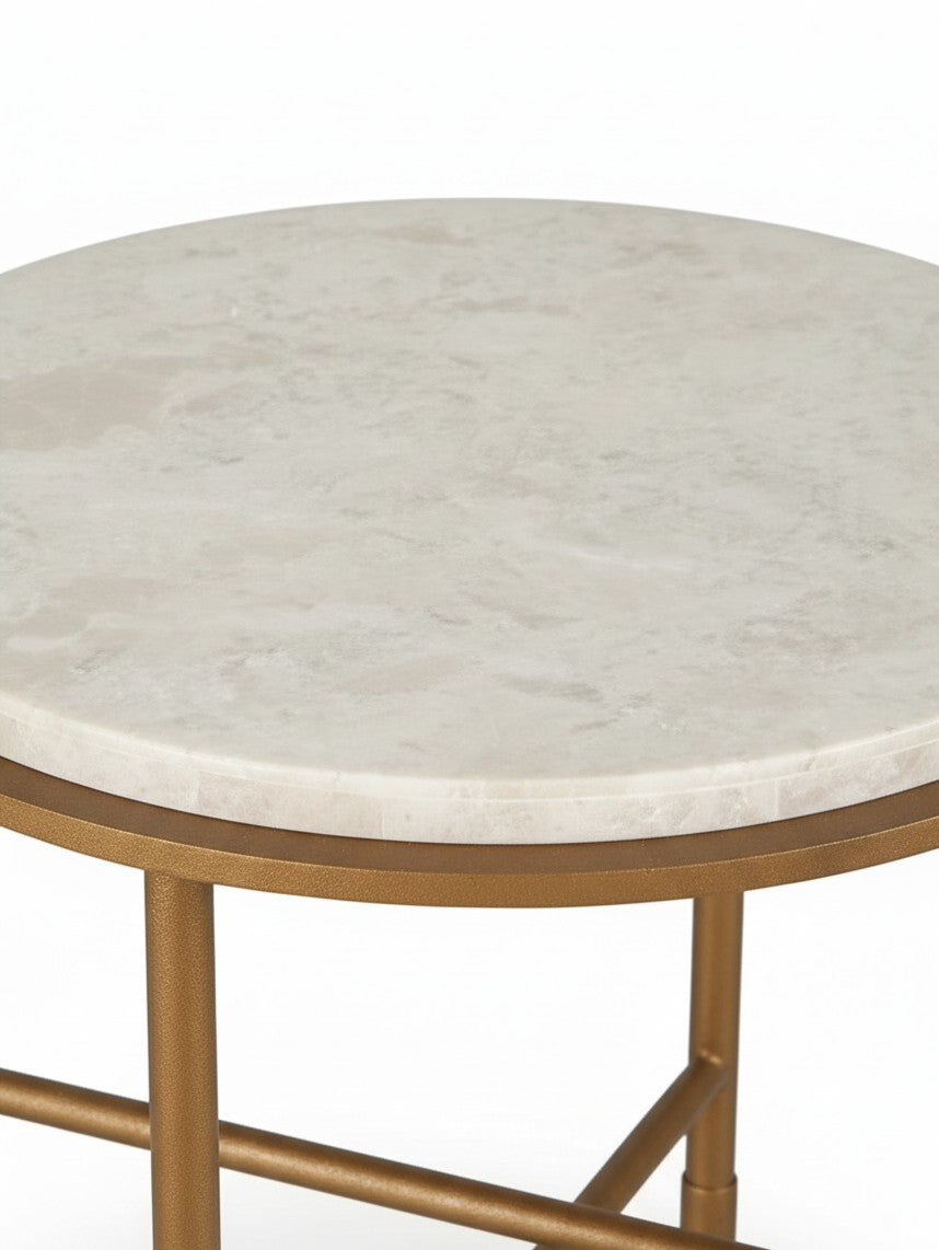 Table d'appoint ronde Alby par TOCO Meubles avec plateau en pierre beige et structure en métal doré