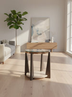 Table d'appoint ronde Fraza TOCO Meubles avec plateau en verre et base en bois bicolore dans un salon moderne