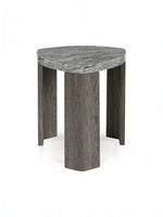 Table d'appoint triangulaire TOCO Meubles avec plateau en pierre grise et pieds en bois brun texturé