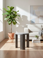 Table d'appoint triangulaire Somo par TOCO Meubles avec plateau gris effet pierre et pieds en bois foncé