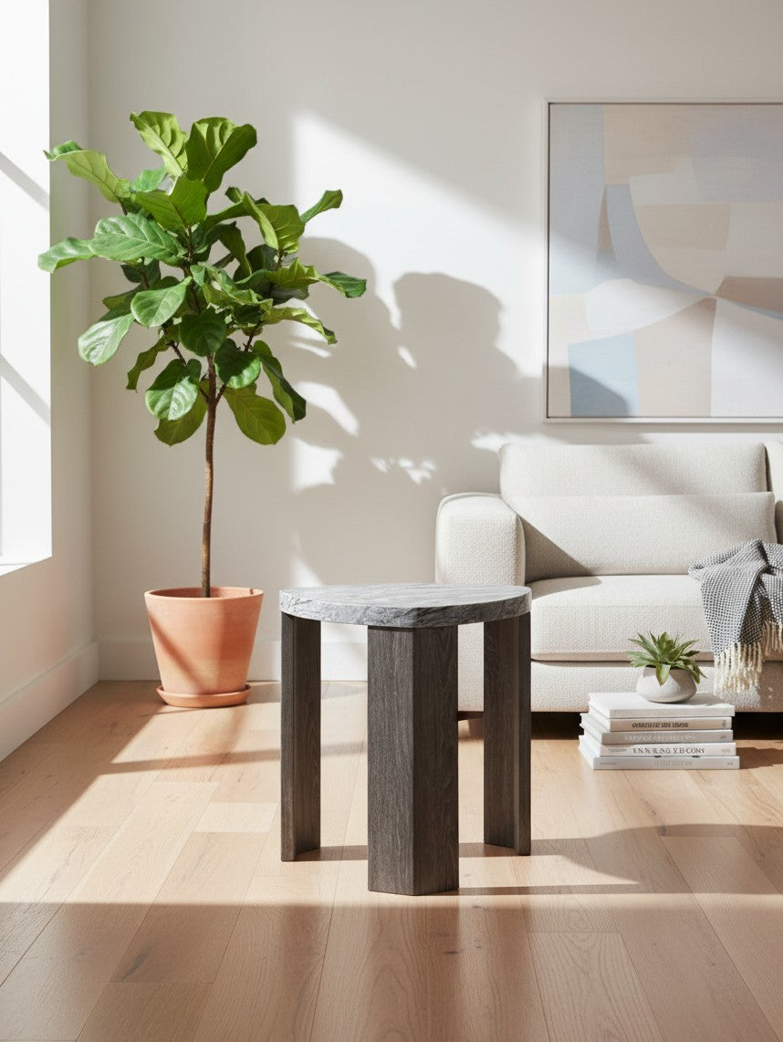 Table d'appoint triangulaire Somo par TOCO Meubles avec plateau gris effet pierre et pieds en bois foncé
