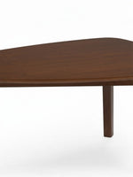 Gros plan sur le plateau en bois brun d'une table basse de l'ensemble TOCO Meubles Lynco aux lignes arrondies