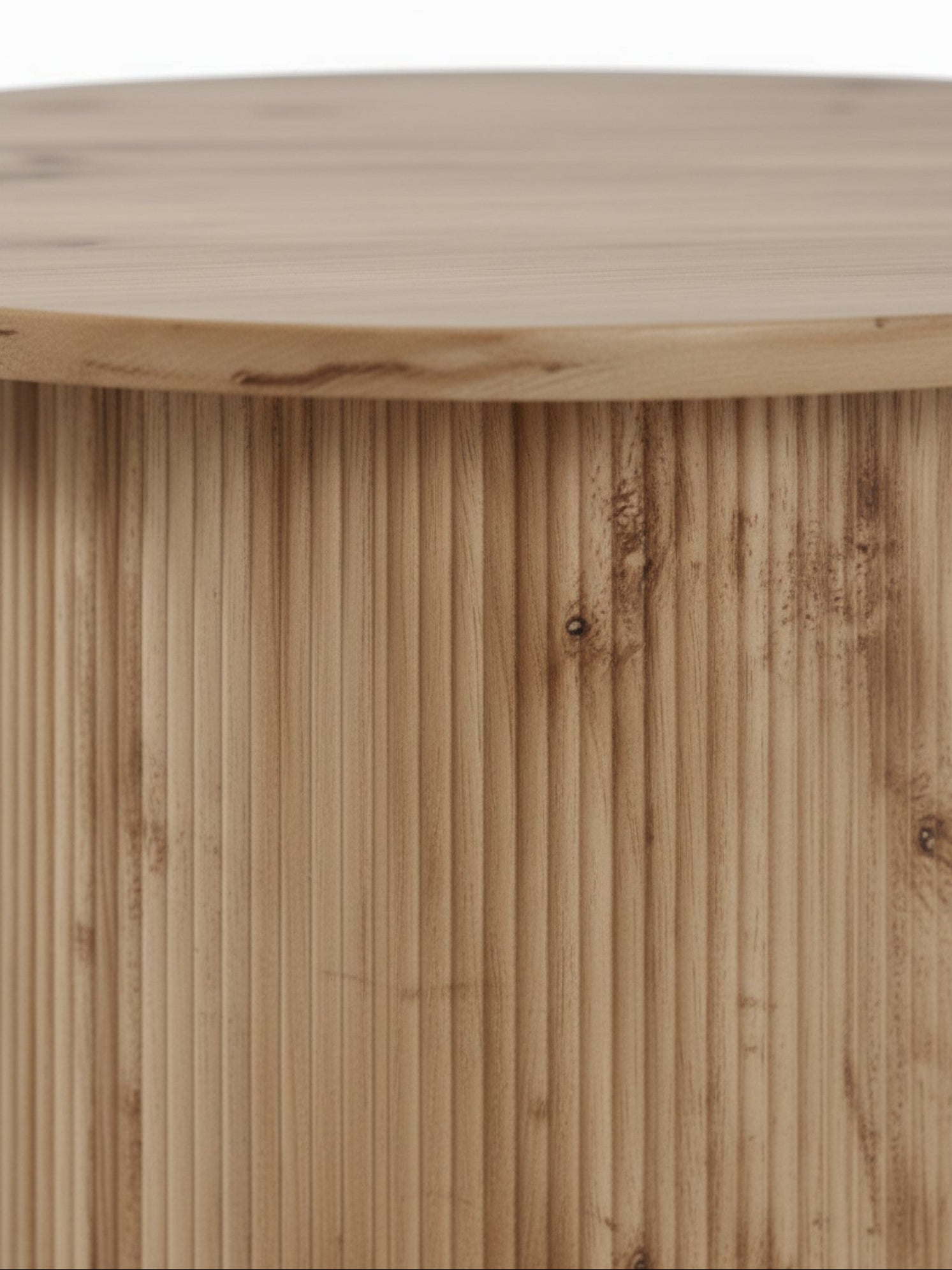 Gros plan sur le pied central cannelé en bois clair de la table basse ronde Montclair par TOCO Meubles