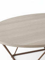 Ensemble de tables basses Tarica TOCO Meubles avec plateau rond en bois clair et structure métallique géométrique