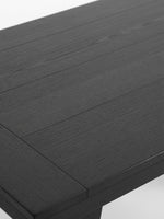 Gros plan sur la surface en bois noir texturé de la table basse de l'ensemble Raku par TOCO Meubles