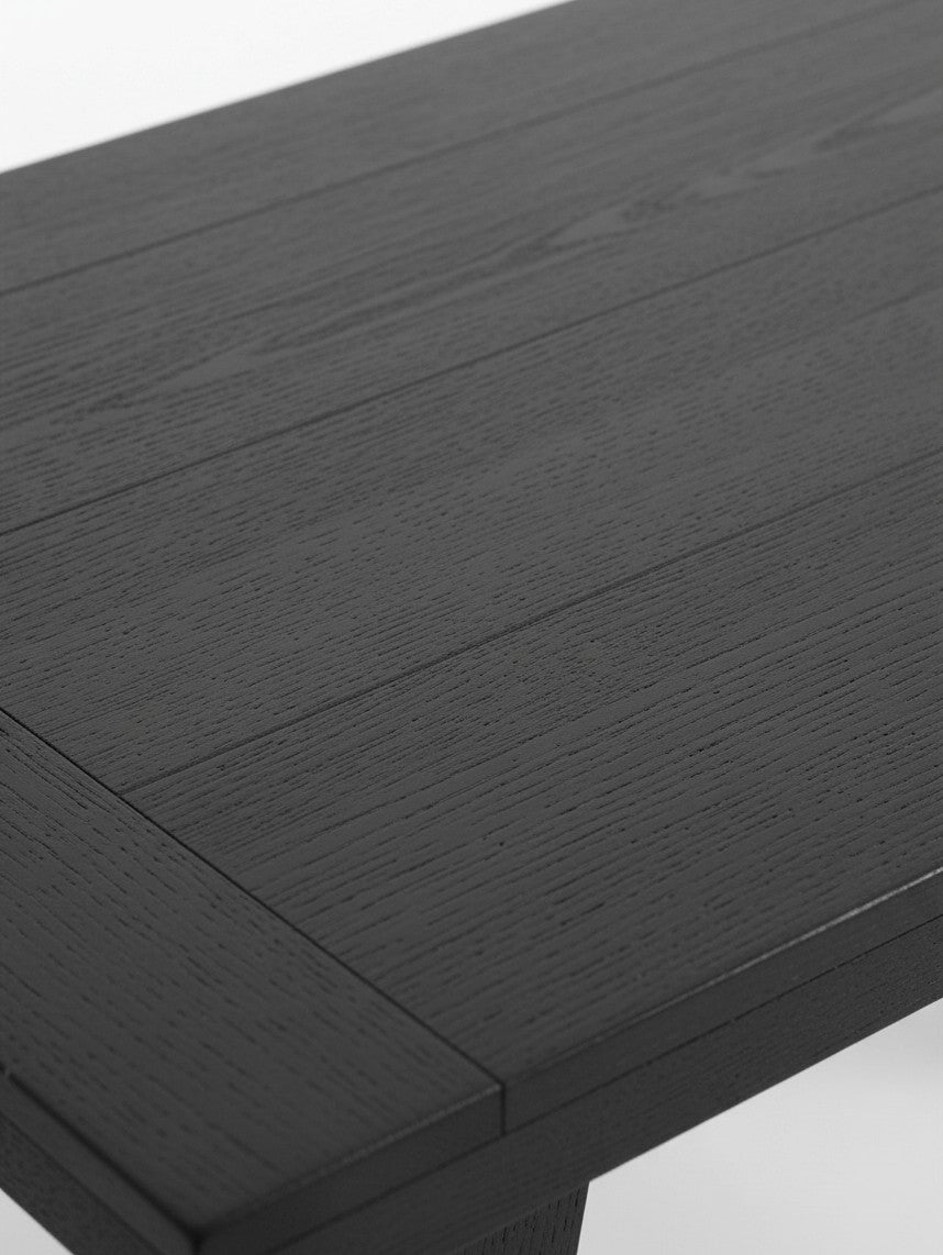 Gros plan sur la surface en bois noir texturé de la table basse de l'ensemble Raku par TOCO Meubles