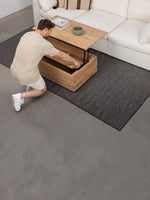 Table basse TOCO Meubles en chêne scandinave avec plateau relevable et espace de rangement intégré dans un salon