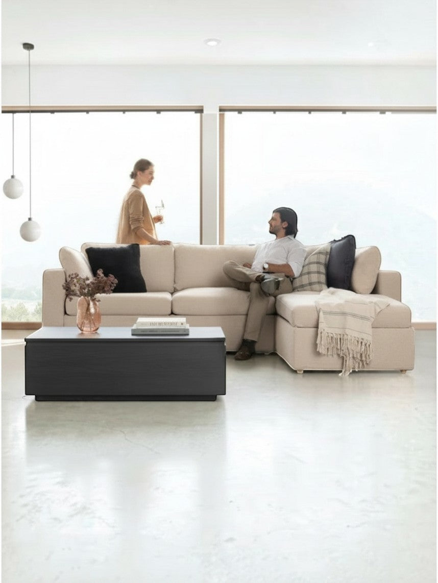 Table basse TOCO Meubles en bois massif hickory fumé avec plateau relevable dans un salon moderne et lumineux