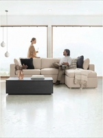 Table basse TOCO Meubles en bois massif hickory fumé avec plateau relevable dans un salon moderne et lumineux