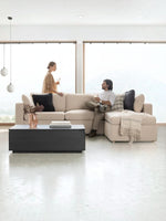 Table basse TOCO Meubles en bois massif hickory fumé avec plateau relevable dans un salon moderne et lumineux