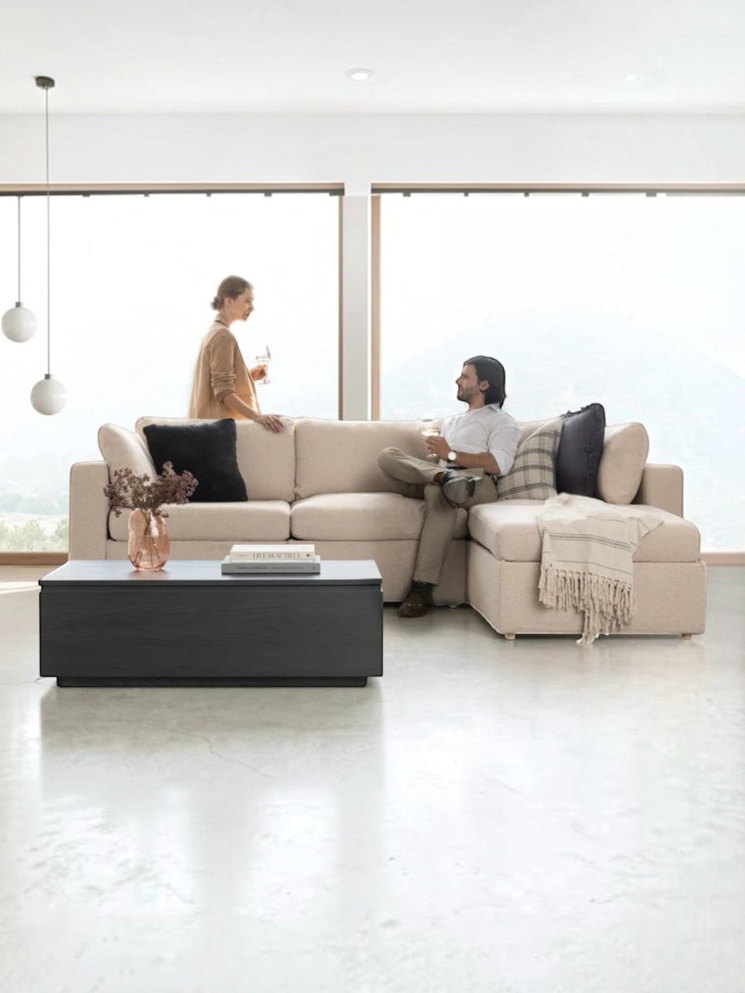 Table basse TOCO Meubles en bois massif hickory fumé avec plateau relevable dans un salon moderne et lumineux