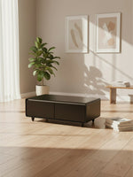Table basse intelligente TOCO Meubles Party Time noire avec deux tiroirs et panneau de commande dans un salon moderne