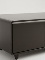 Gros plan sur la table basse intelligente Party Time noire de TOCO Meubles avec ses finitions élégantes et arrondies.