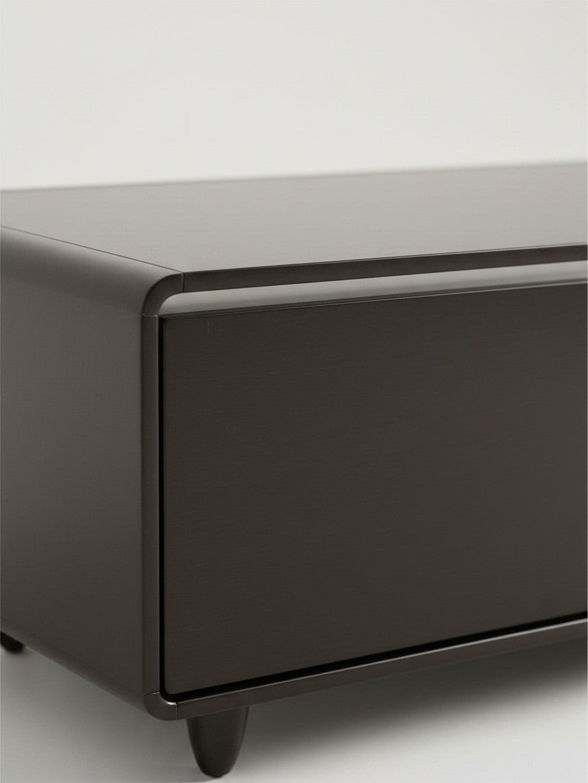 Gros plan sur la table basse intelligente Party Time noire de TOCO Meubles avec ses finitions élégantes et arrondies.