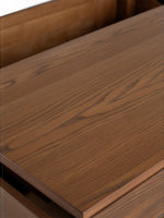 Gros plan sur le plateau en bois de noyer américain massif de la table basse Transformer Table par TOCO Meubles