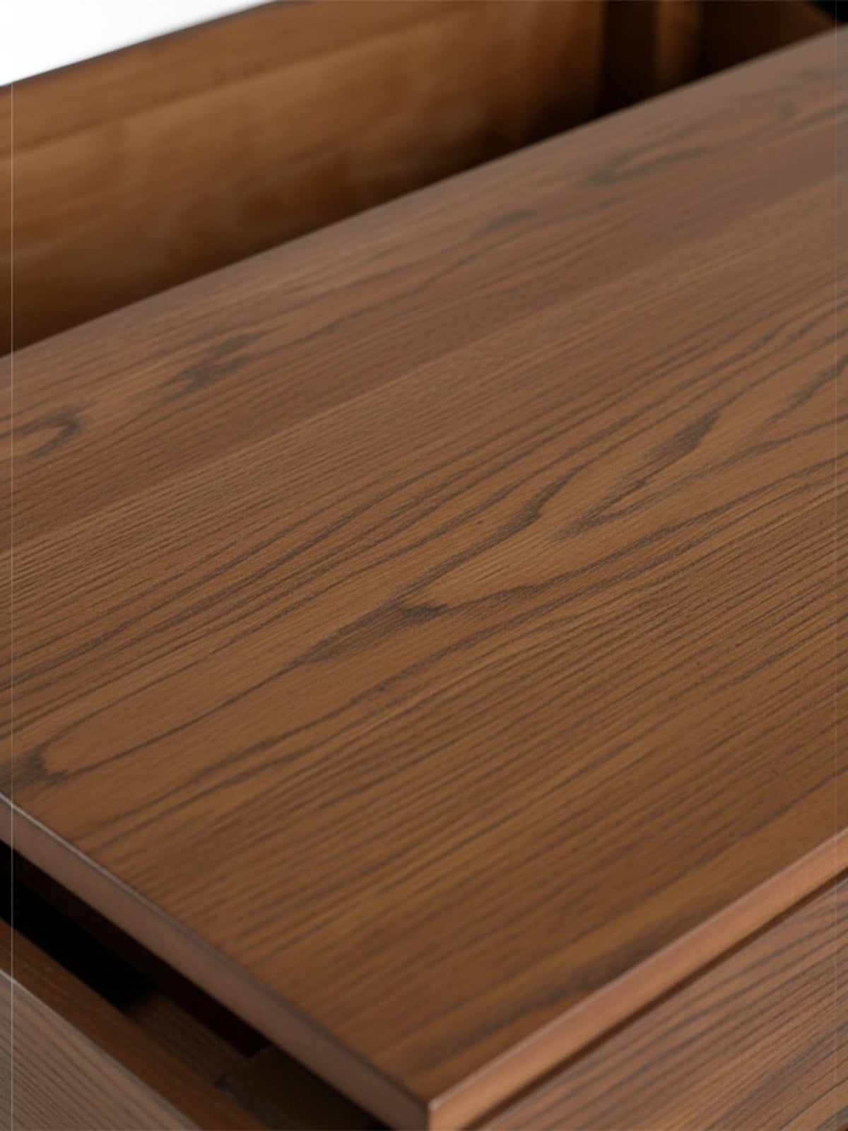 Gros plan sur le plateau en bois de noyer américain massif de la table basse Transformer Table par TOCO Meubles
