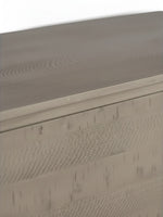Gros plan sur la texture en bois d'orme ancien de la table basse Transformer TOCO Meubles aux finitions raffinées