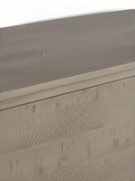 Gros plan sur la texture en bois d'orme ancien de la table basse Transformer TOCO Meubles aux finitions raffinées