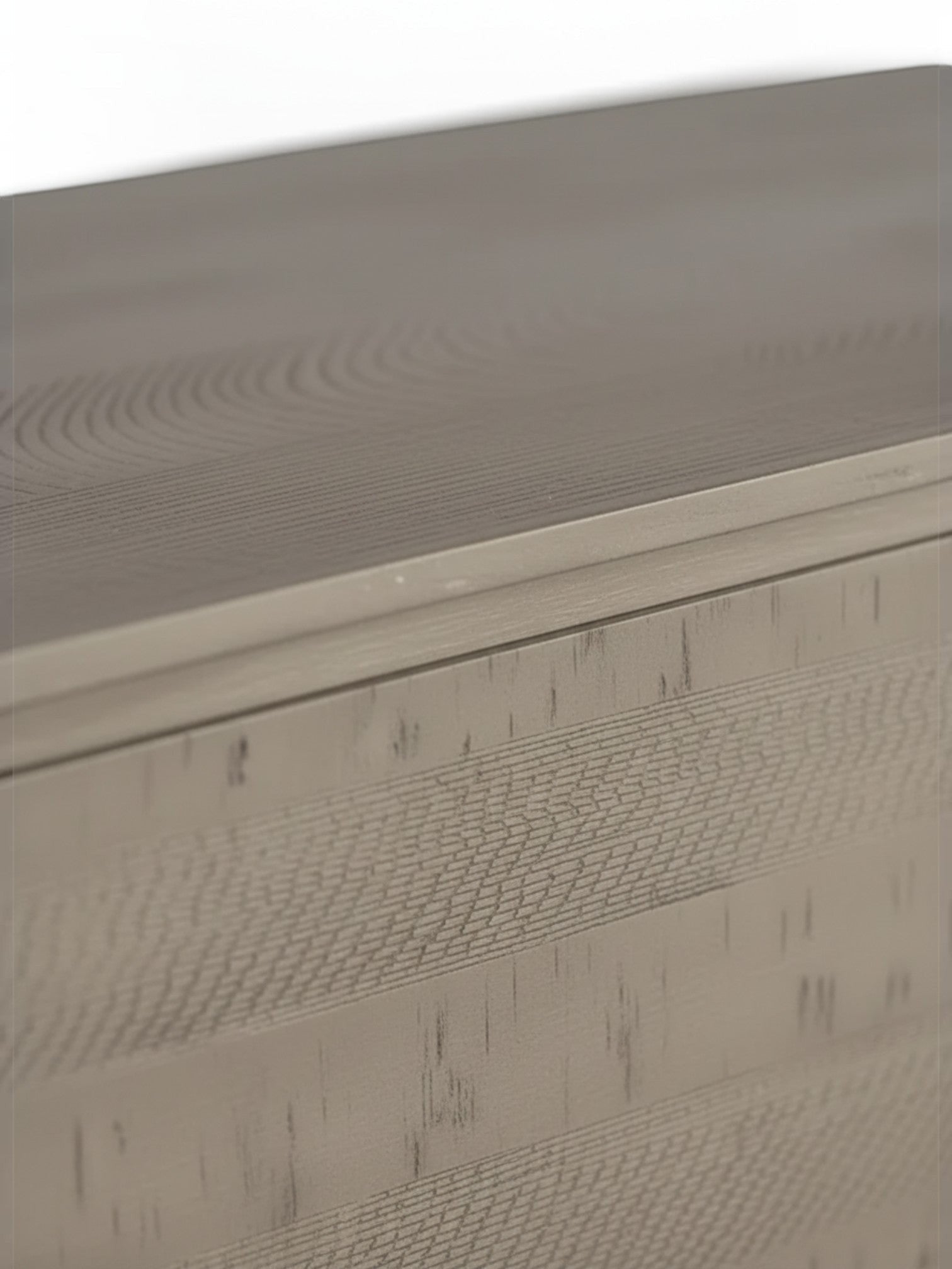 Gros plan sur la texture en bois d'orme ancien de la table basse Transformer TOCO Meubles aux finitions raffinées