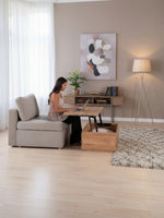 Femme travaillant sur une table basse relevable en chêne scandinave TOCO Meubles dans un salon moderne et chaleureux
