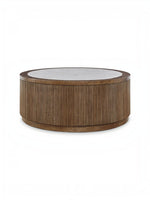 Table basse ronde Hadona par TOCO Meubles avec plateau en pierre claire et base cylindrique en bois cannelé