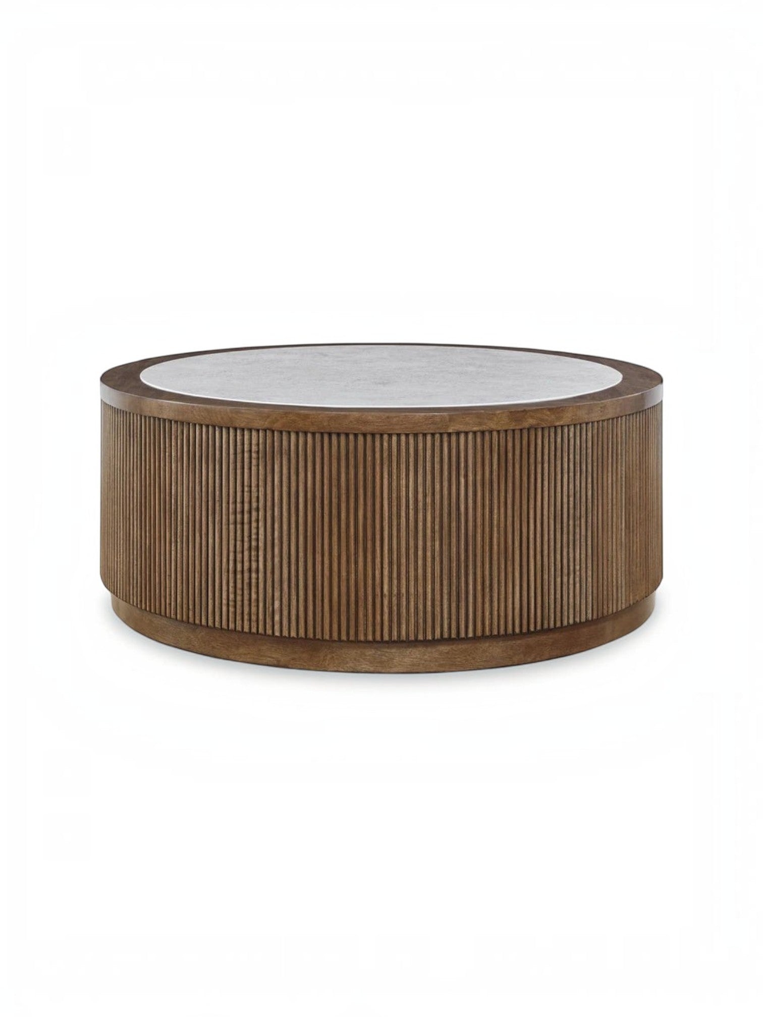 Table basse ronde Hadona par TOCO Meubles avec plateau en pierre claire et base cylindrique en bois cannelé