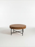 Table basse ronde Belcourt TOCO Meubles avec plateau en bois strié et pieds fins en métal noir