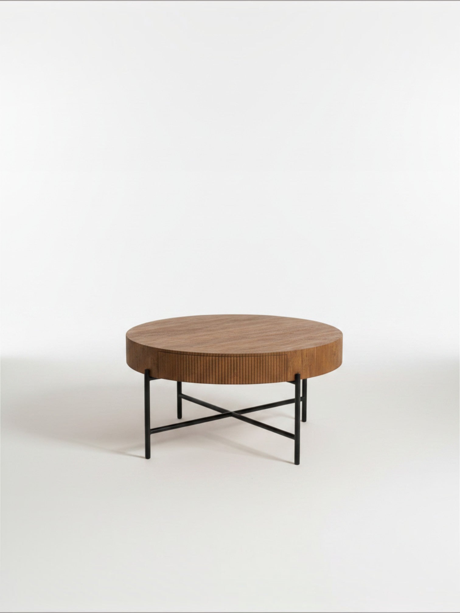 Table basse ronde Belcourt TOCO Meubles avec plateau en bois strié et pieds fins en métal noir