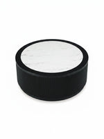 Table basse ronde TOCO Meubles avec plateau en marbre blanc et base cylindrique noire à texture cannelée