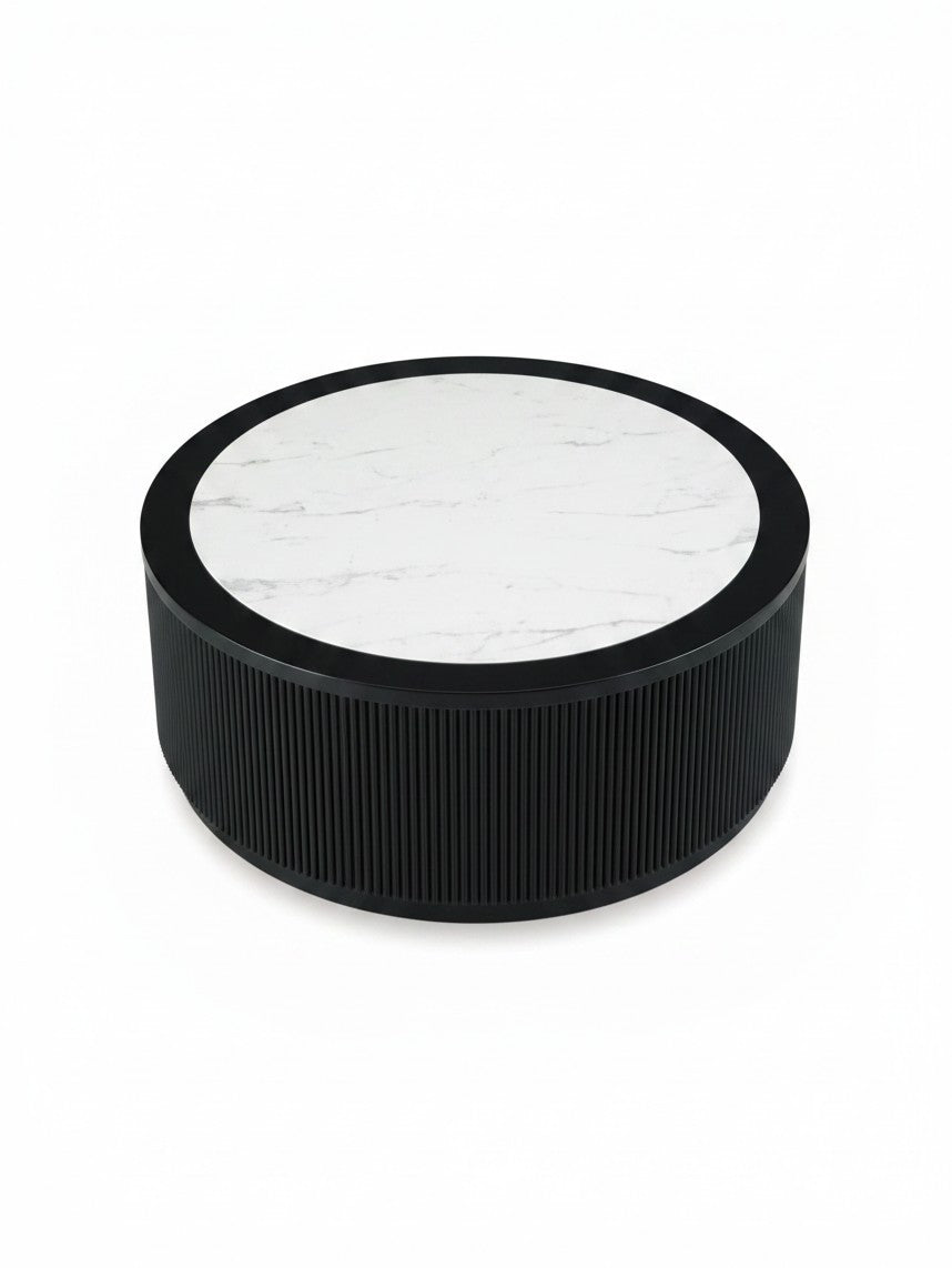 Table basse ronde TOCO Meubles avec plateau en marbre blanc et base cylindrique noire à texture cannelée