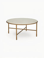 Table basse ronde Alby TOCO Meubles avec plateau en pierre beige et structure en métal doré