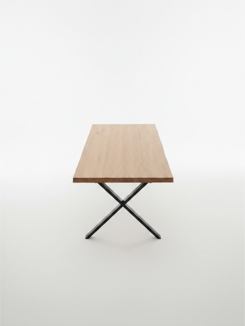 Table de salle à manger Natura TOCO Meubles avec plateau en bois naturel et pieds en métal noir en forme de X