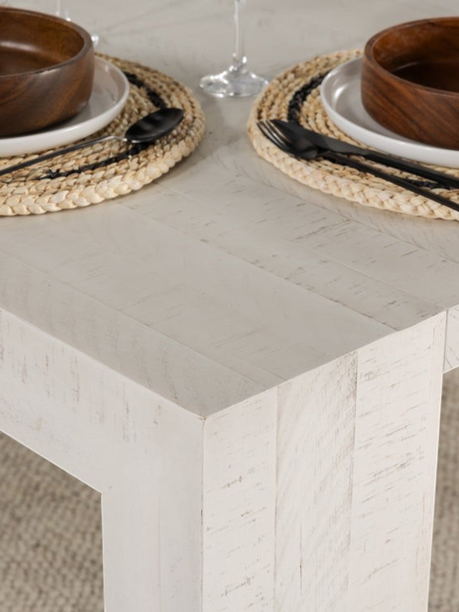 Table à manger TOCO Meubles en bois de bouleau canadien blanc vieilli, extensible, avec bols en bois et sets de table.