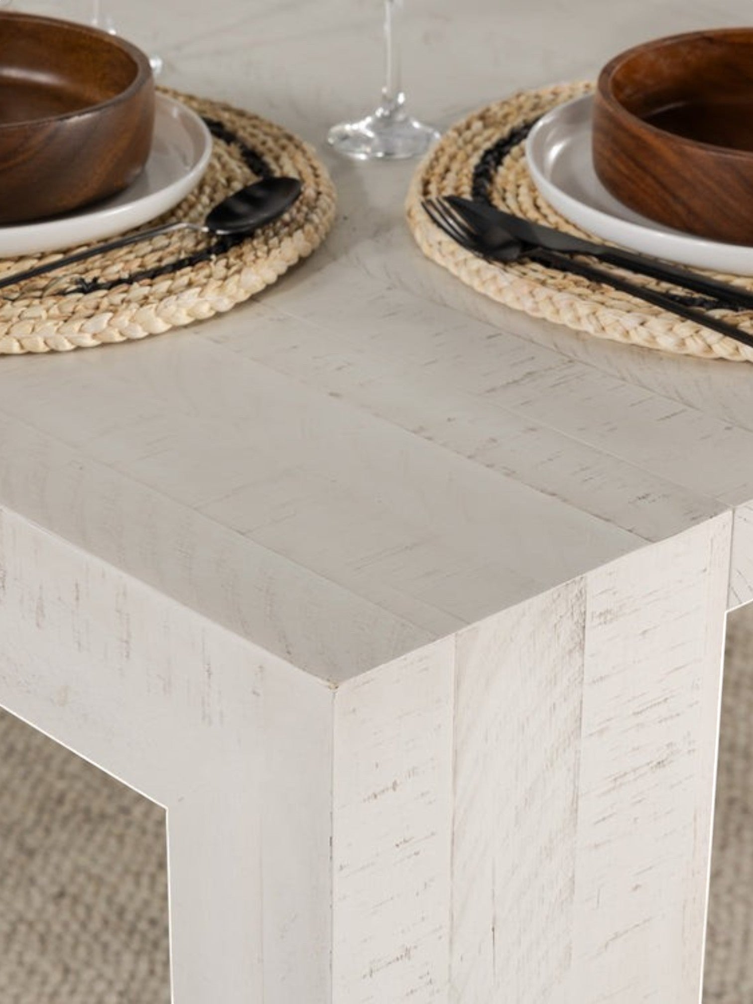 Table à manger TOCO Meubles en bois de bouleau canadien blanc vieilli, extensible, avec bols en bois et sets de table.