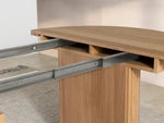 Table de salle à manger TOCO Meubles en chêne scandinave, extensible avec rails métalliques visibles.