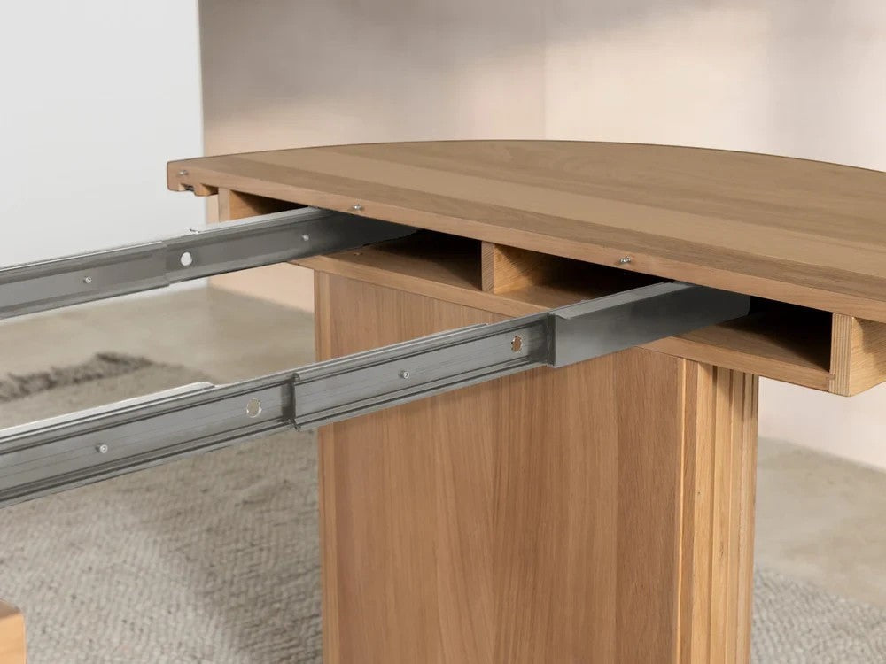 Table de salle à manger TOCO Meubles en chêne scandinave, extensible avec rails métalliques visibles.