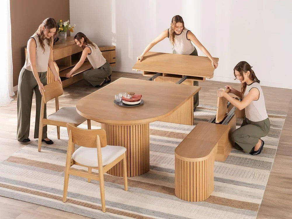 Table de salle à manger TOCO Meubles en chêne scandinave, extensible, avec 2 femmes assemblant les rallonges.