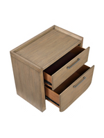 Table de chevet TOCO Meubles Samora en bois brun clair avec deux tiroirs et poignées modernes en nickel
