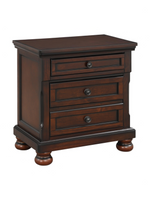 Table de chevet TOCO Meubles Talia en bois fini cerisier brun avec trois tiroirs, boutons bronze et pieds boule.
