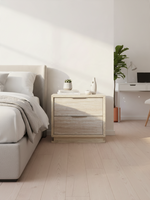 Table de chevet TOCO Meubles Éloïse à deux tiroirs avec finition bois clair texturé dans une chambre moderne