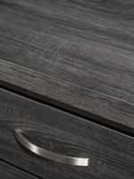 Gros plan sur la table de chevet TOCO Meubles Elio en placage gris à grain de bois avec poignée chromée