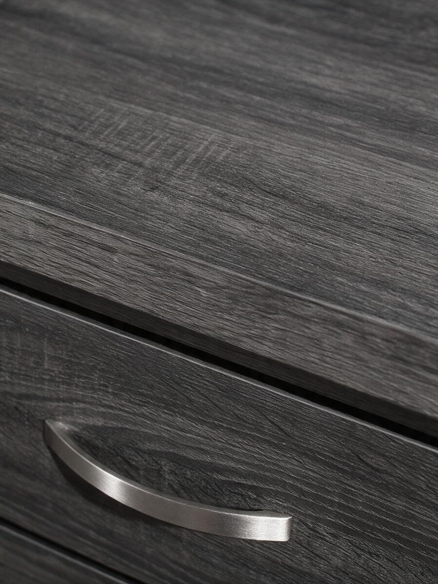 Gros plan sur la table de chevet TOCO Meubles Elio en placage gris à grain de bois avec poignée chromée