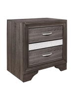 Table de chevet Ines par TOCO Meubles en bois gris avec tiroirs, bande pailletée argentée et poignées chromées
